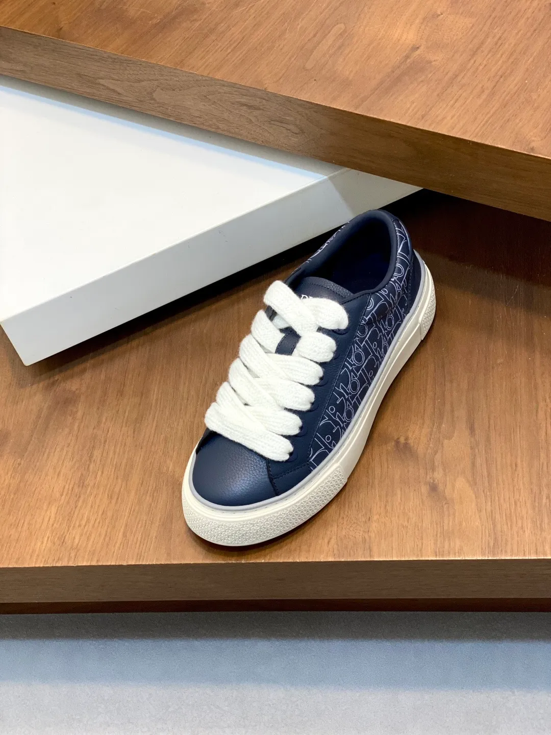 Factory price: 438💰Dior Crafted from navy and white jacquard with Oblique print and suede panels, it features a distinctive padded tongue embossed with the Dior signature, wide navy mohair laces and brass eyelets with a matte tonal finish. White rubber sole with Dior Oblique pattern, enhanced by a contrasting Dior 30 Avenue Montaigne signature on the rear. It can add fashionable temperament to casual looks. Exquisite packaging at the delivery counter🛍📦 ▪️ Fabric: Original customized Oblique presbyopia + cowhide ▪️ Lining: Original customized sheepskin + breathable mesh ▪️ Sole: Original molded anti-slip rubber material ▪️ Bottom thickness: 4CM ▪️ Size: Men's 38-45 (customized for 38, 45)